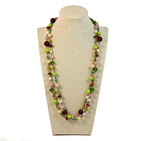 A BEAUTIFUL LONG VINTAGE NECKLACE 48" GLASS LUCITE