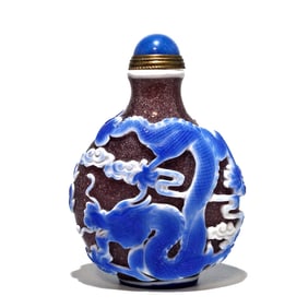 A BEAUTIFUL CHINESE PEKING GLASS SNUFF BOTTLE DRAGON PHOENIX
