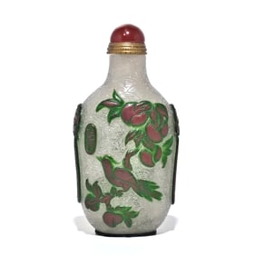 A BEAUTIFUL CHINESE PEKING GLASS SNUFF BOTTLE BIRD BAT PEACHES ARTIST SIGNED