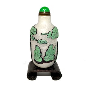 A BEAUTIFUL CHINESE PEKING GLASS SNUFF BOTTLE IMMORTALS