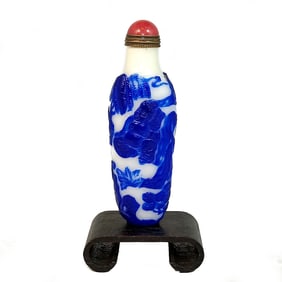A BEAUTIFUL ANTIQUE CHINESE PEKING GLASS SNUFF BOTTLE FIGURES