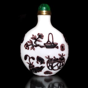 A VERY FINE CHINESE PEKING GLASS SNUFF BOTTLE SIGNED 100 OBJECTS OF ANTIQUITY