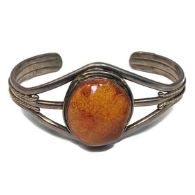 A WONDERFUL VINTAGE STERLING AND NATURAL BUTTERSCOTCH AMBER CUFF BRACELET