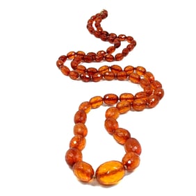 A FINE ANTIQUE NATURAL FACETED BALTIC AMBER NECKLACE 35" 42 GRAMS