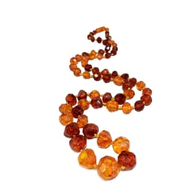 A VERY LARGE NATURAL BALTIC AMBER NECKLACE FACETED GRADUATED 70 GRAMS
