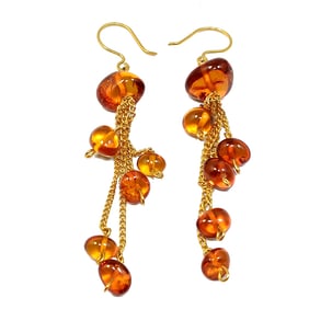 A FINE PAIR OF AMBER EARRINGS HALLMARKED 8.8 GRAMS
