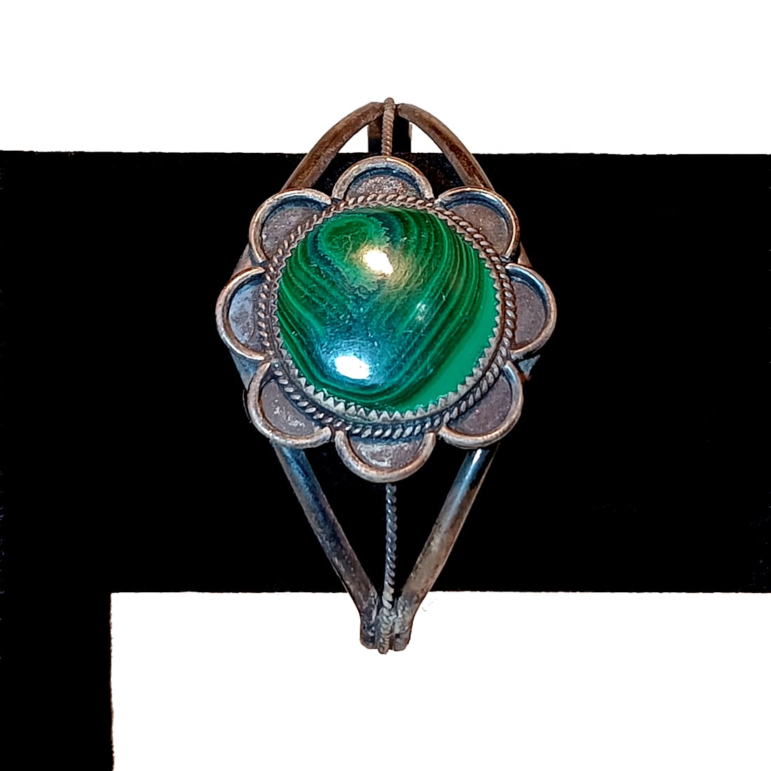 A SUPERB VINTAGE SOUTHWESTERN CUFF MALACHITE STERLING: THIS SUPERB VINTAGE SOUTHWESTERN CUFF HAS A BEAUTIFUL MALACHITE STONE SET IN STERLING. THE CUFF IS 2.1" DIAMETER AND WEIGHS 24.3 GRAMS. THE CUFF IS SIGNED STERLING. WE PROVIDE FREE IN-HOUSE SHIPPING W