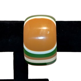 A BEAUTIFUL LUCITE BANGLE 2.5" D