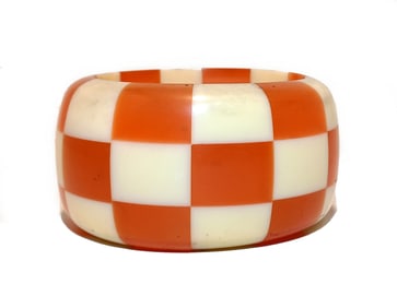 A FABULOUS VINTAGE ART DECO LUCITE BANGLE 2.5" D