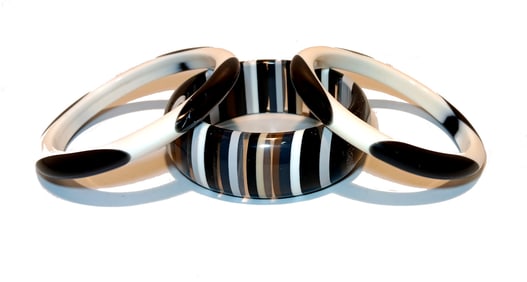 A BEAUTIFUL VINTAGE LOT OF 3 LUCITE BANGLES