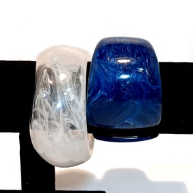 A WONDERFUL VINTAGE LOT OF 2 LUCITE BANGLES