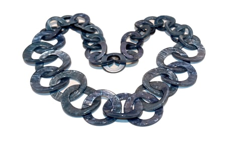 A SUPERB VINTAGE LUCITE NECKLACE 34"