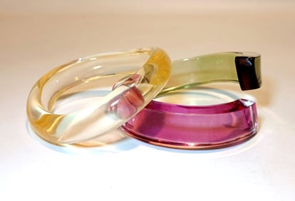 A WONDERFUL VINTAGE LOT OF 2 LUCITE BANGLES