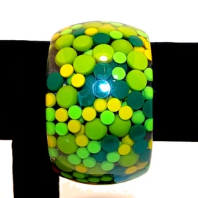A FABULOUS VINTAGE LUCITE BANGLE 2.5" D