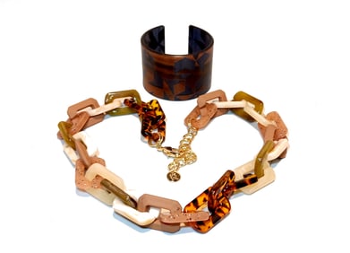 A SUPERB VINTAGE LUCITE LOT OF A NECKLACE AND A CUFF
