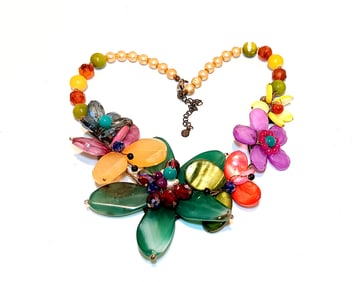 A WONDERFUL VINTAGE FLORAL NECKLACE CRYSTALS LUCITE 20"