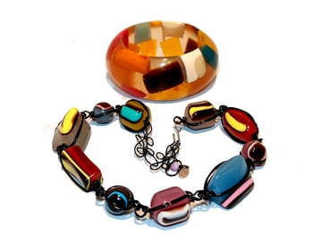 AN EXQUISITE VINTAGE LUCITE SET SIGNED NECKLACE AND A BANGLE