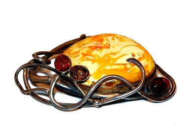 AN IMPRESSIVE VINTAGE STERLING BROOCH LARGE BALTIC AMBER PIECE 3" BY 2"