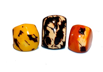 LOT OF 3 BEAUTIFUL VINTAGE LUCITE RINGS