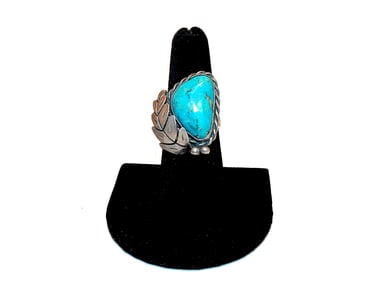 A FINE VINTAGE SOUTHWESTERN STERLING TURQUOISE RING