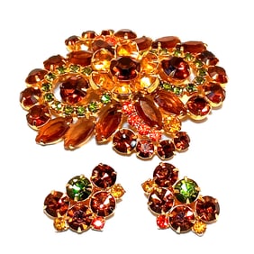 A FINE VINTAGE SET OF A BROOCH AND EARRINGS
