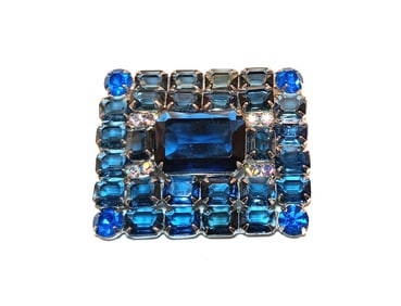 A FINE VINTAGE ART DECO BROOCH BLUE RHINESTONES