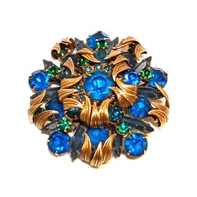 AN EXQUISITE VINTAGE BROOCH BLUE RHINESTONES AND GOLDTONE LEAFS