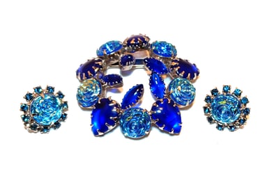 A BEAUTIFUL VINTAGE SET OF A BROOCH AND EARRINGS