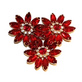 A FINE VINTAGE RED RHINESTONES FLOWER BROOCH