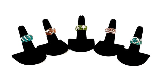 A LOT OF 5 BEAUTIFUL GLASS AND RHODIUM RINGS