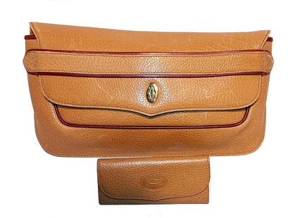 VINTAGE MUST DE CARTIER LEATHER CROSSBODY BAG & KEY HOLDER SET MADE IN SPAIN: THIS IS A BEAUTIFUL VINTAGE MUST DE CARTIER LEATHER CROSSBODY BAG WITH ITS MATCHING KEY HOLDER, BOTH MADE IN SPAIN AND CRAFTED FROM RICH COGNAC TAN GRAINED LEATHER WITH BURGUNDY TIRM AND GOLD-TONE HAR