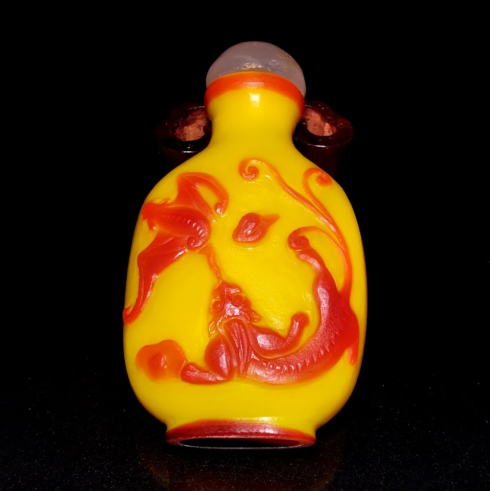ANTIQUE CHINESE PEKING GLASS RED YELLOW SNUFF BOTTLE 18-19C CHI DRAGONS BAT: THE FINE ANTIQUE CHINESE SNUFF BOTTLE IS SO WELL CARVED ALL AROUND WITH GREAT DETAIL. IT FEATURES CHI DRAGONS AND A BAT IN RED OVER IMPERIAL YELLOW. THE BOTTLE IS 3.1 INCHES TALL. THE BOTTLE BEAR A JA