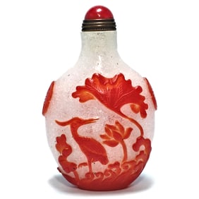 A BEAUTIFUL SIGNED CHINESE RED PEKING GLASS SNUFF BOTTLE LOTUS STORK