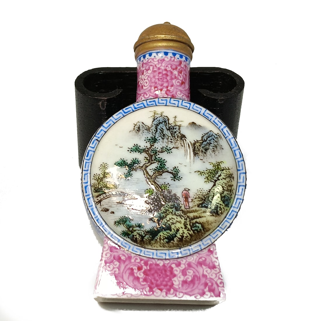 FINE ANTIQUE CHINESE MOON FLASK SNUFF BOTTLE LANDSCAPE QIANLONG MARK: A FINE ANTIQUE CHINESE PORCELAIN MOONFLASK SNUFF BOTTLE. THE MOON FLASK SHAPED BOTTLE IS FINELY DECORATED WITH DETAILED LANDSCAPES FRAMED IN A STYLIZED CLOUD PATTERN. THE SCENES FRAMED BY INTRICATE BL