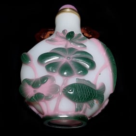 A BEAUTIFUL CHINESE PEKING GLASS SNUFF BOTTLE MANDARIN DUCKS LOTUS FISH