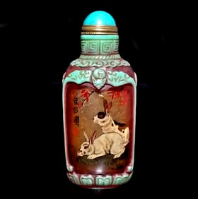 A BEAUTIFUL CHINESE PEKING GLASS INSIDE PAINTED SNUFF BOTTLE RABBITS
