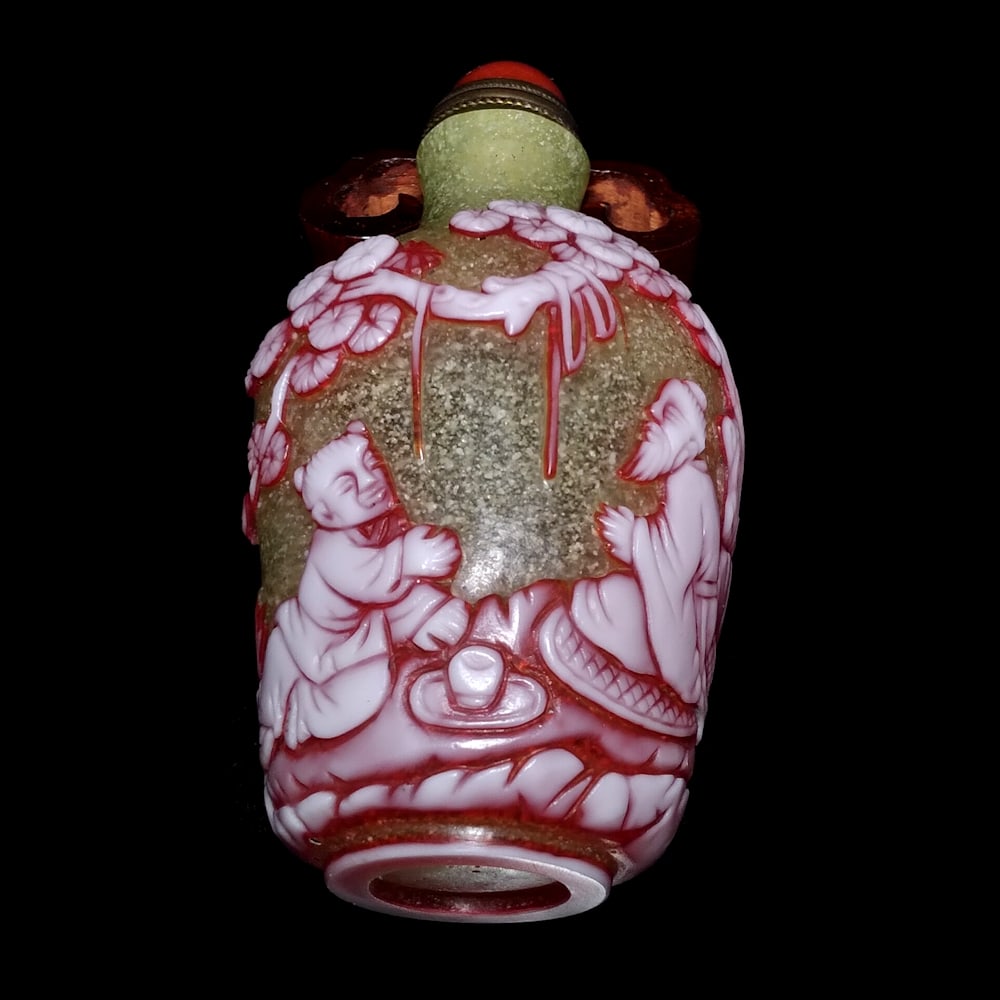 BEAUTIFUL CHINESE PEKING GLASS SNUFF BOTTLE ELDER TREE QIANLONG SEAL: THE BEAUTIFUL CHINESE PEKING GLASS ROUND SNUFF BOTTLE IS CARVED ALL AROUND WITH GREAT DETAIL. IT FEATURES 3 LAYERS OF GLASS. THE BACKGROUND LAYER IS BUBBLE INFUSED YELLOW. IT BEARS A QIANLONG SEAL. TH