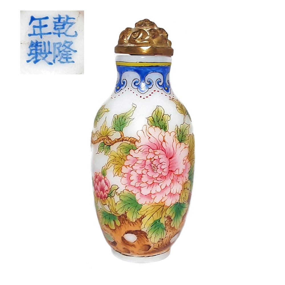 A VERY FINE ENAMELED CHINESE MILK GLASS SNUFF BOTTLE QUAILS QIANLONG MARK: VERY FINE HAND PAINTED MILK GLASS CHINESE SNUFF BOTTLE, QUAILS, QIANLONG MARK. FINELY ENAMELED IN DELICATE PASTEL COLORS. THE BOTTLE IS 2.75 INCHES TALL. STANDS ARE FOR DISPLAY ONLY, NOT INCLUDED UNLE