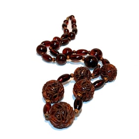 A FINE RARE ANTIQUE CARVED FUTURAN AMBER NECKLACE 80 GR 26"