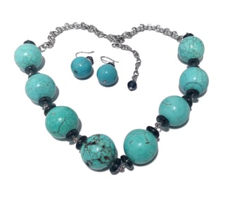 A SUPERB TURQUOISE SET OF A NECKLACE AND EARRINGS