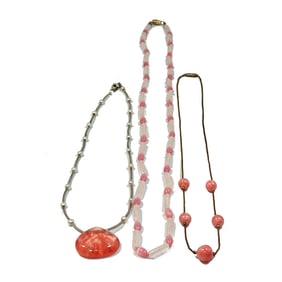 A LOT OF 3 NECKLACES ROSE QUARTZ, PEARLS