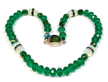 AN EXQUISITE VINTAGE GREEN CRYSTAL NECKLACE 925 CLASP