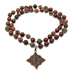 A SUPERB VINTAGE NECKLACE STERLING SILVER GARNETS AND JASPER 30"