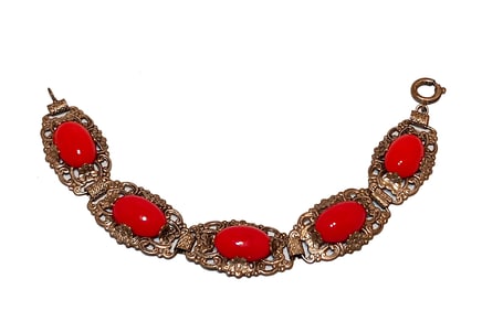 A SUPERB VINTAGE 1940S-50S SILVER TONE BRACELET RED LUCITE CABOCHON