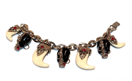 A VINTAGE 1950S SELRO CHARM BRACELET AFRICANS KINGS TIGER TEETH SIGNED