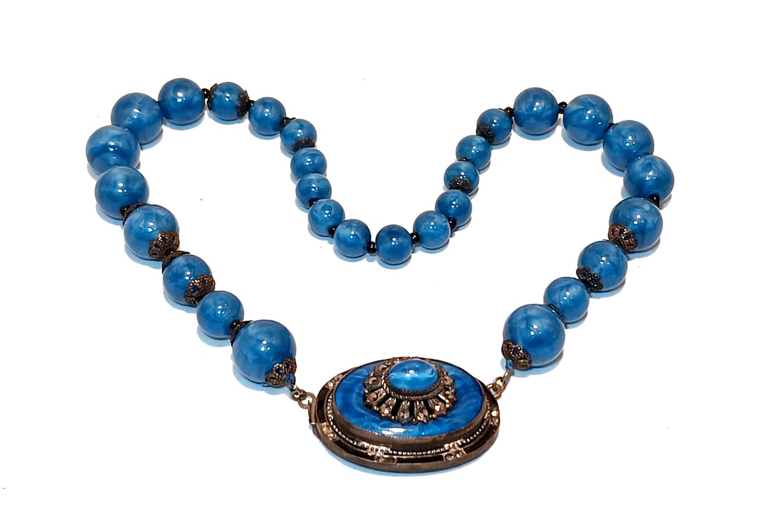 A BEAUTIFUL VINTAGE CZECK SIGNED GLASS NECKLACE 15": THIS LOT INCLUDES A BEAUTIFUL VINTAGE CZECH GLASS NECKLACE. THE NECKLACE IS SIGNED CZECHOSLAVAKIA AND MEASURES 15" LONG. WE PROVIDE FREE IN-HOUSE SHIPPING WITHIN THE U.S.