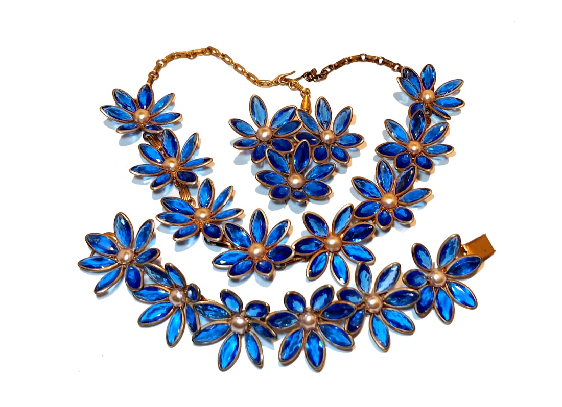 FINE ANTIQUE 1940'S ALFRED PHILIPPE FOR TRIFARI BLUE GLASS PARURE NECKLACE BRACELET FUR CLIP: AN ELEGANT AND RARE 1940'S PARURE ATTRIBUTED TO ALFRED PHILIPPE FOR TRIFARI, IS FEATURING A VIBRANT FLOWER DESIGN IN VIVID COBALT BLUE GLASS WITH CREAMY FAUX PEARLS. THIS UNSIGNED THREE PIECE SET INCL