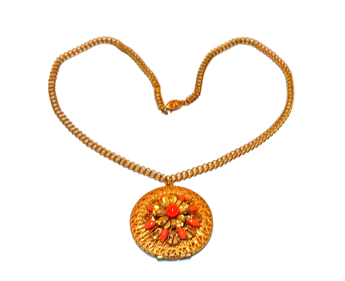 A BEAUTIFUL VINTAGE MIRIAM HASKELL NECKLACE 17": THIS LOT INCLUDES A BEAUTIFUL VINTAGE NECKLACE SIGNED MIRIAM HASKELL. THE NECKLACE MEASURES 17" AND THE PENDANT IS 1.5" IN DIAMETER. WE PROVIDE FREE IN-HOUSE SHIPPING WITHIN THE U.S.