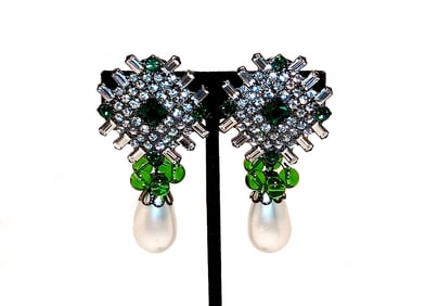 A VINTAGE SIGNED KENNETH LANE EMERALD AND WHITE PEARL DROP CLIP EARRINGS