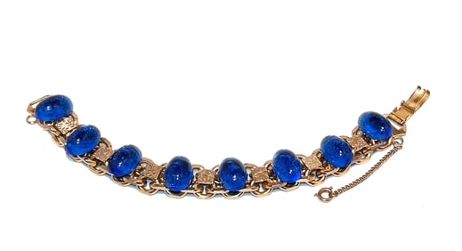 A FINE VINTAGE BLUE CABOCHON GLASS BRACELET 7.5"